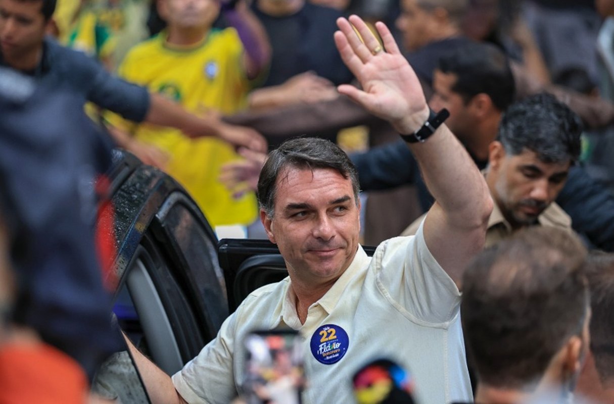 Líder nas pesquisas, Flávio critica Lula ao votar: "A esperança virou medo"