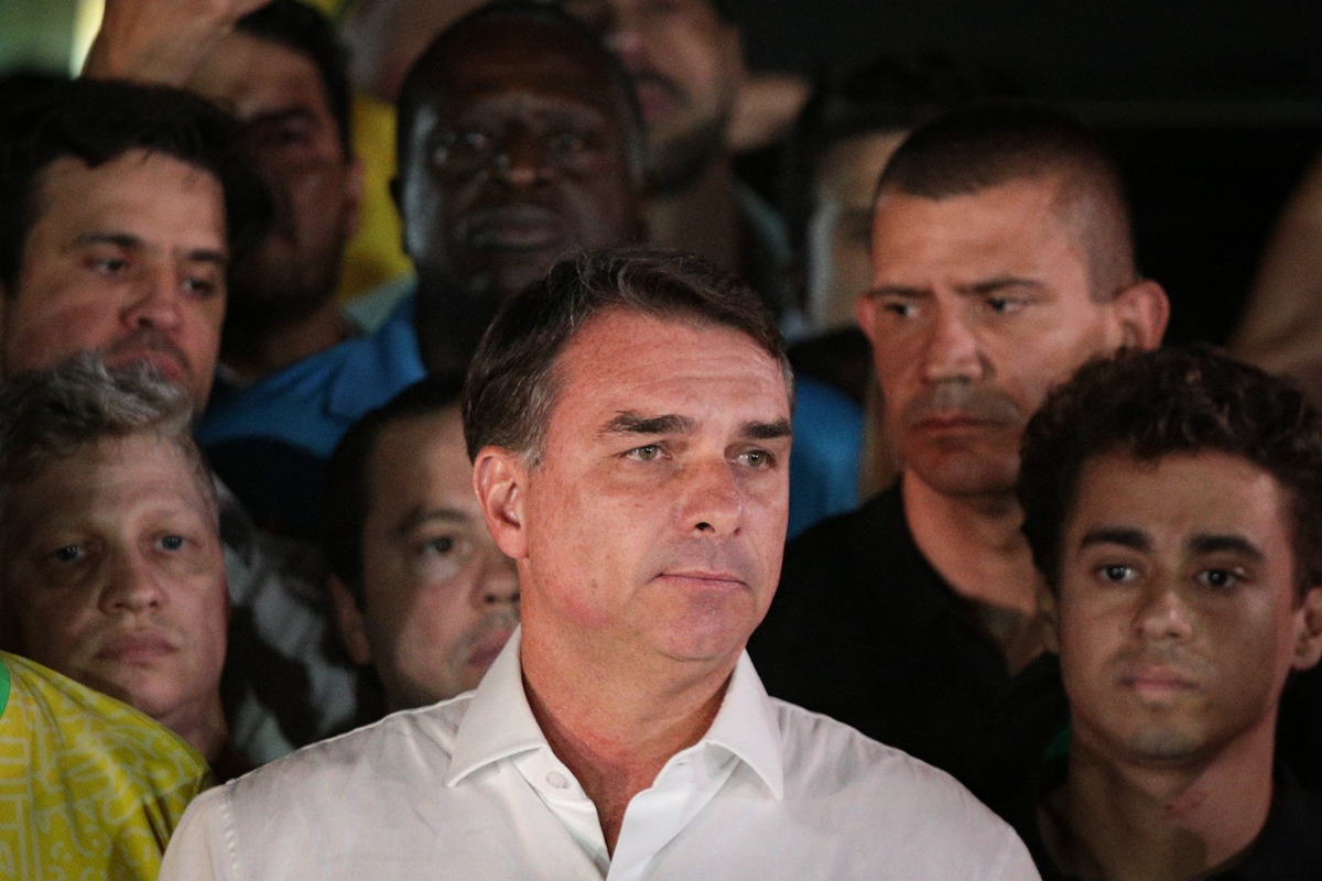 Flávio teria deixado o país rumo aos EUA, diz site argentino; aliados negam