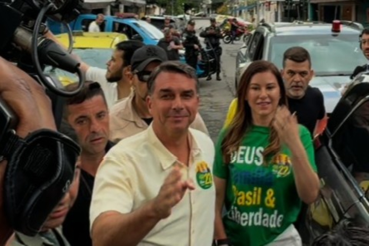 Eleições 2026: Flávio Bolsonaro vota no Rio de Janeiro