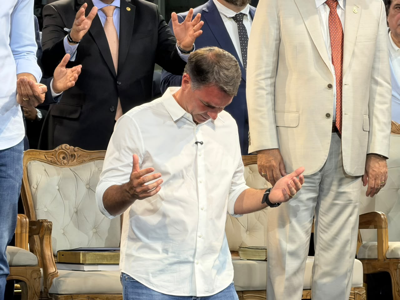 Flávio vai a culto com Douglas Ruas e fala em “guerra espiritual” no Brasil
