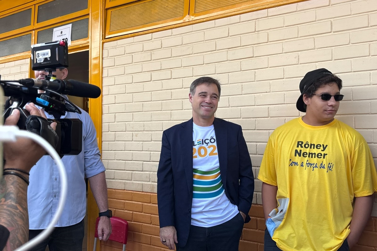 Recebido sob aplausos, ministro André Mendonça vota em zona eleitoral do DF