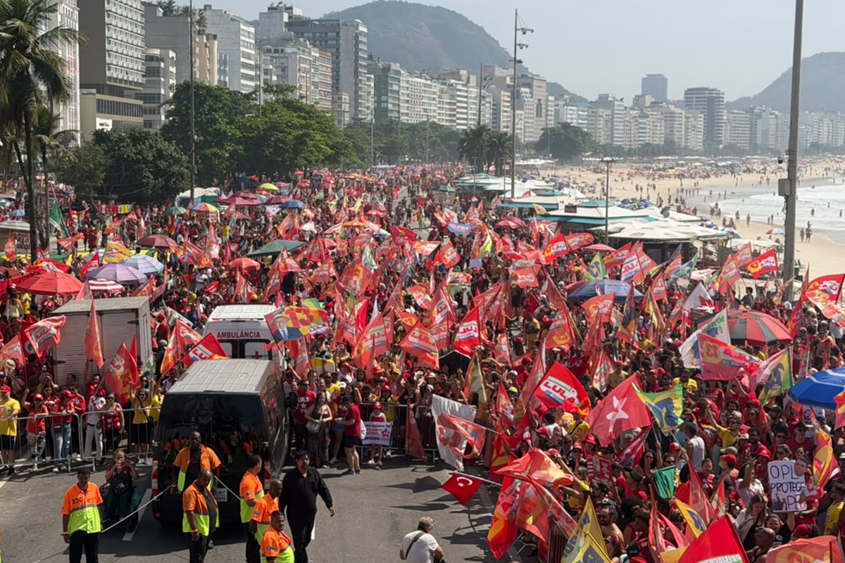Manifestantes se concentram em Copacabana para ato pró-Lula