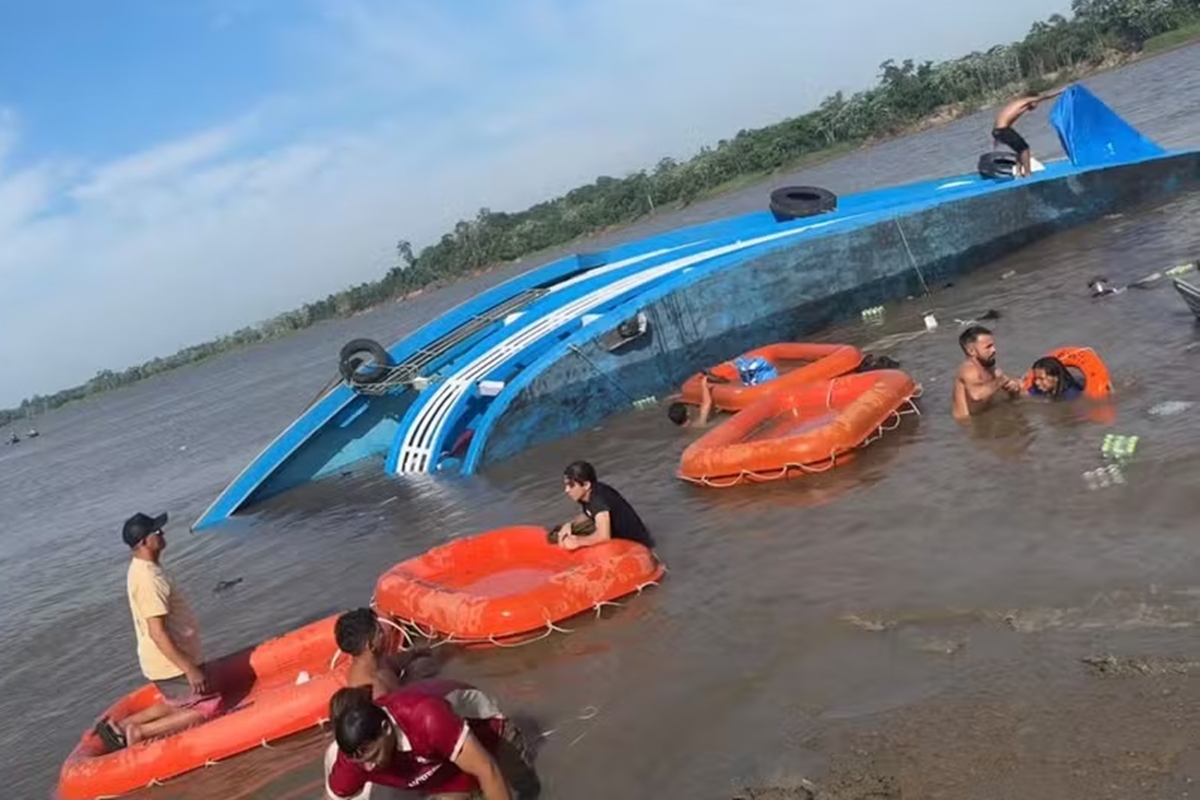 Barco com passageiros naufraga após bater em tronco de rio no Amazonas