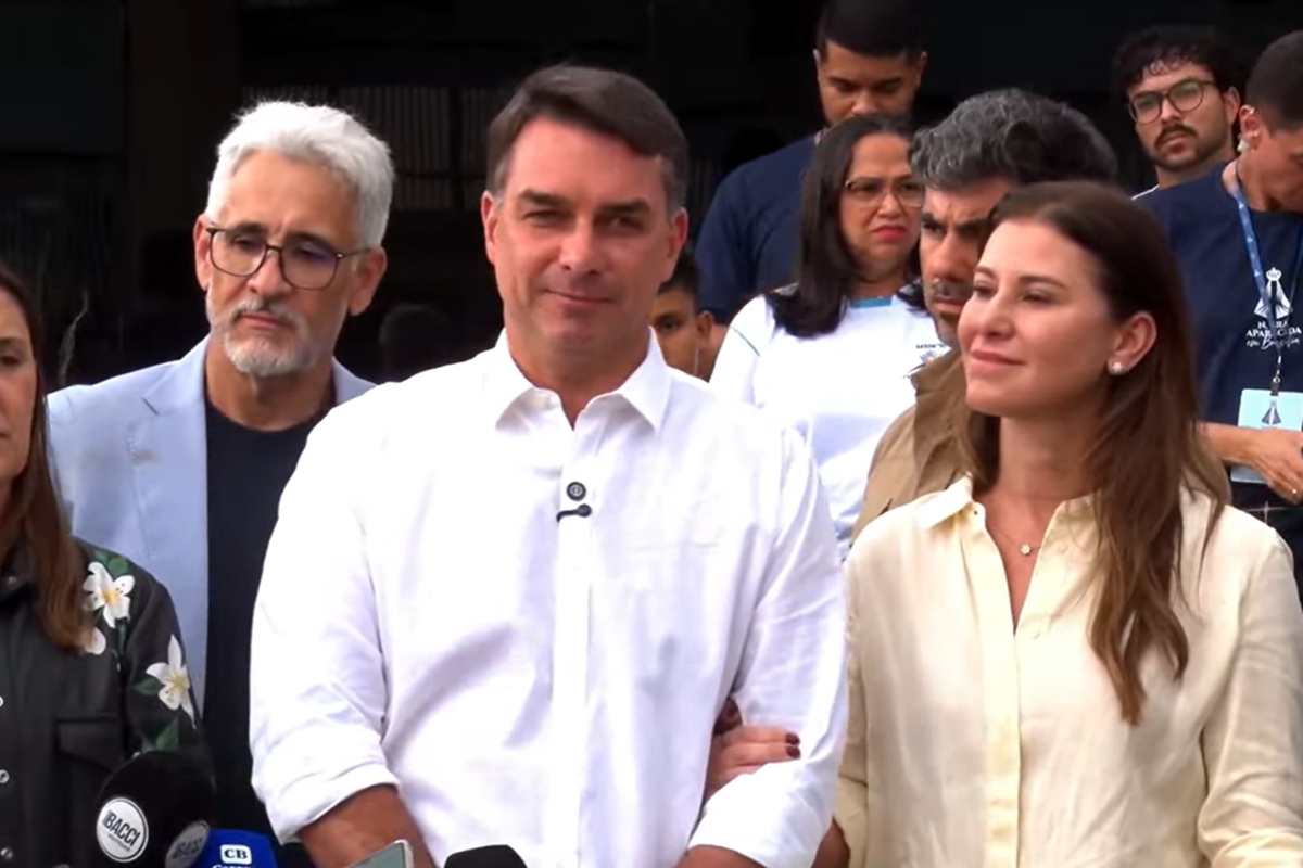 Flávio diz que vai visitar Bolsonaro nesta terça após autorização de Moraes