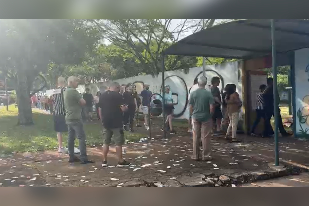 Eleitores que já estiveram na fila às 17h têm direito de votar