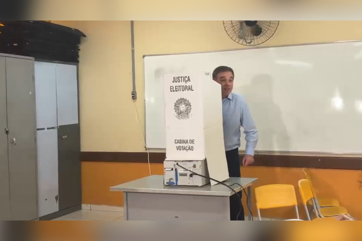 Ministro André Mendonça vota no 2º turno das eleições em escola no DF