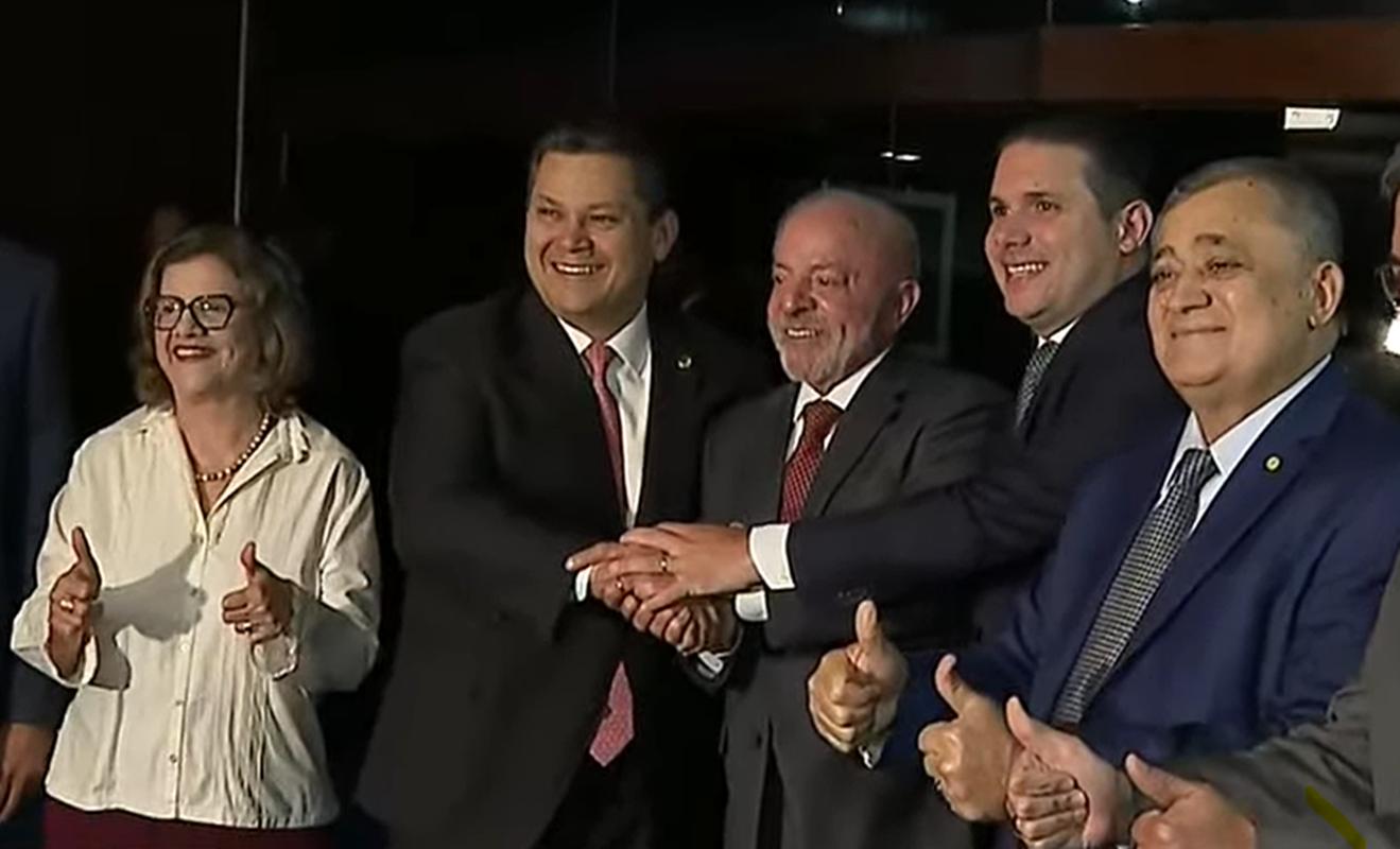 Com presença de Lula, Congresso promulga PEC que põe fim à escala 6x1