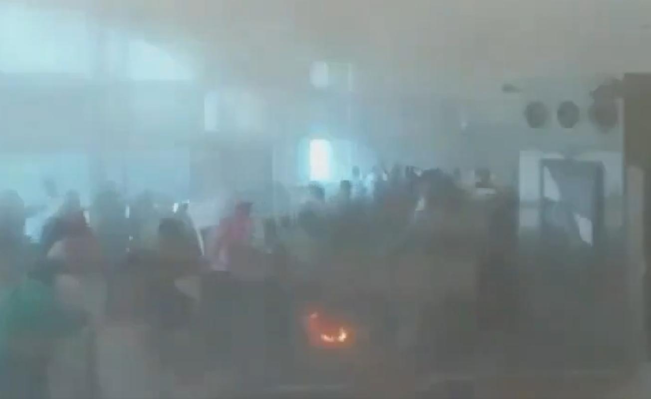 Imagens mostram momento em que míssil atinge aeroporto da Arábia Saudita