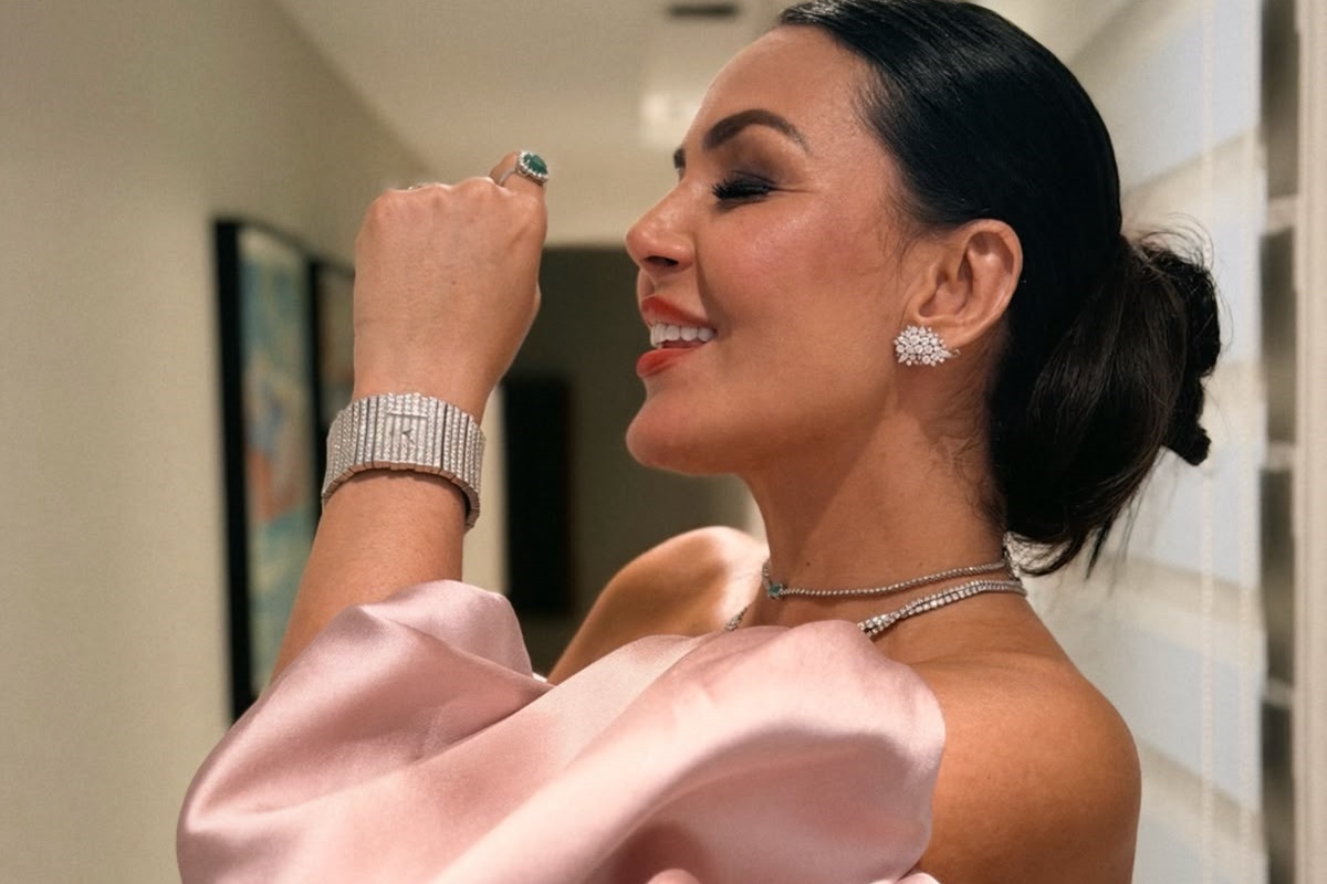 Gardênia Cavalcanti vai a evento com relógio que pertenceu a Hebe Camargo
