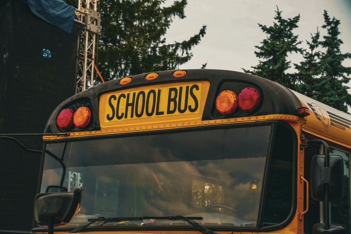 Ônibus escolar amarelo - Metrópoles
