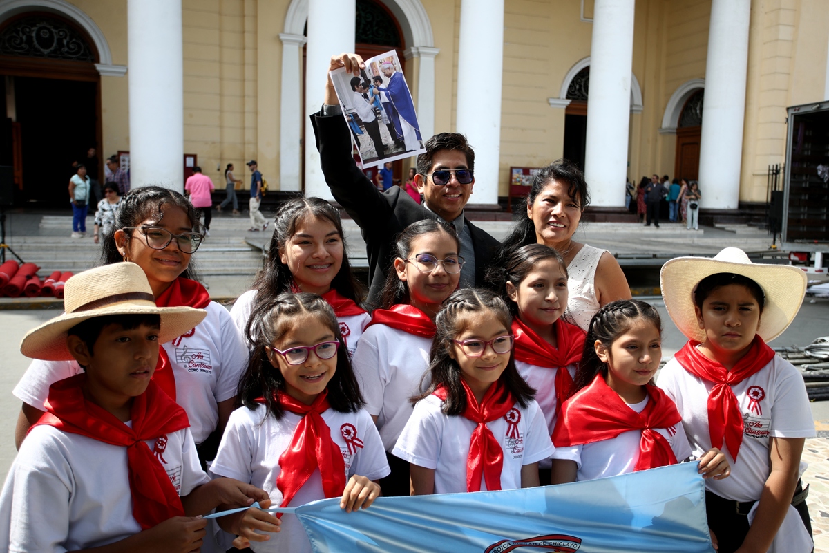 Regras de vestimenta escolas Peru - Metrópoles 