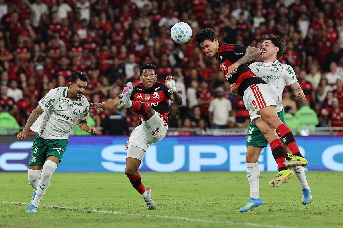 Flamengo e Palmeiras em confronto direto pelo título no Brasileiro com seis partidas restantes