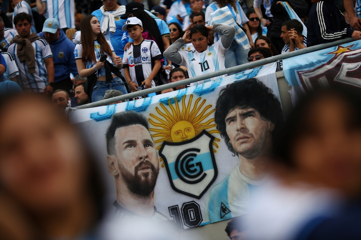 Faixas, máscara e tatuagem: torcida homenageia Messi antes de despedida