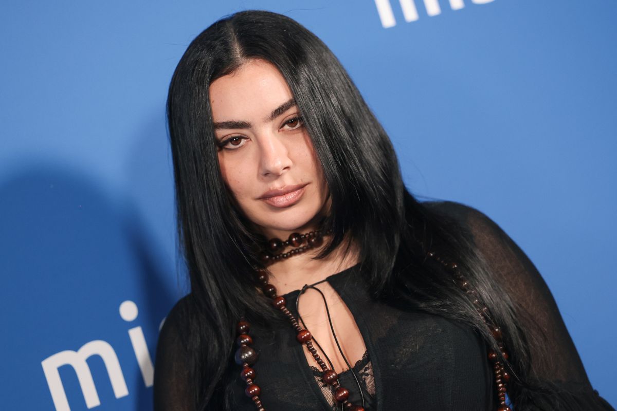 Charli XCX coloca peças do acervo pessoal e figurinos de shows à venda