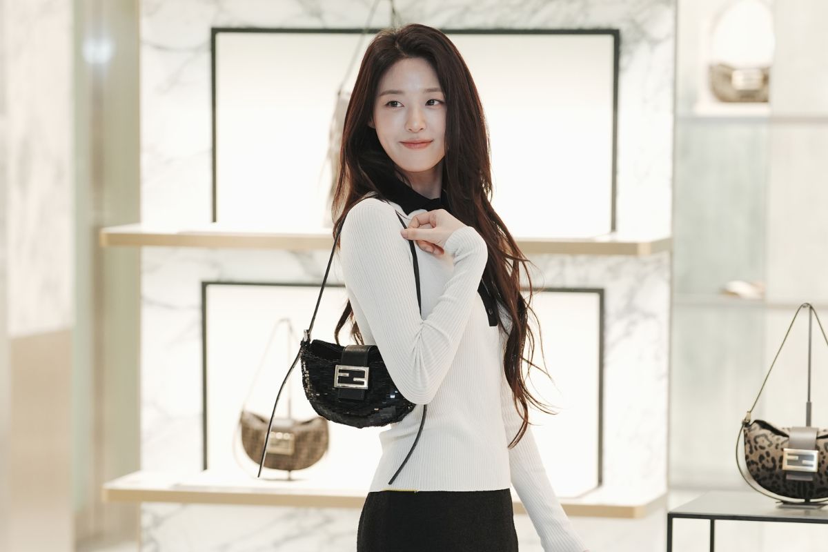 Fendi Croissant está de volta; confira inspirações para combinar a bolsa
