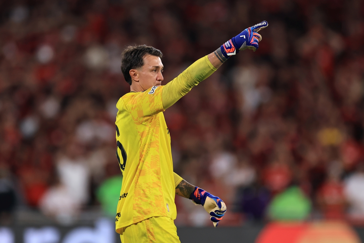 Muslera brilha nos pênaltis e Estudiantes elimina Flamengo na Libertadores