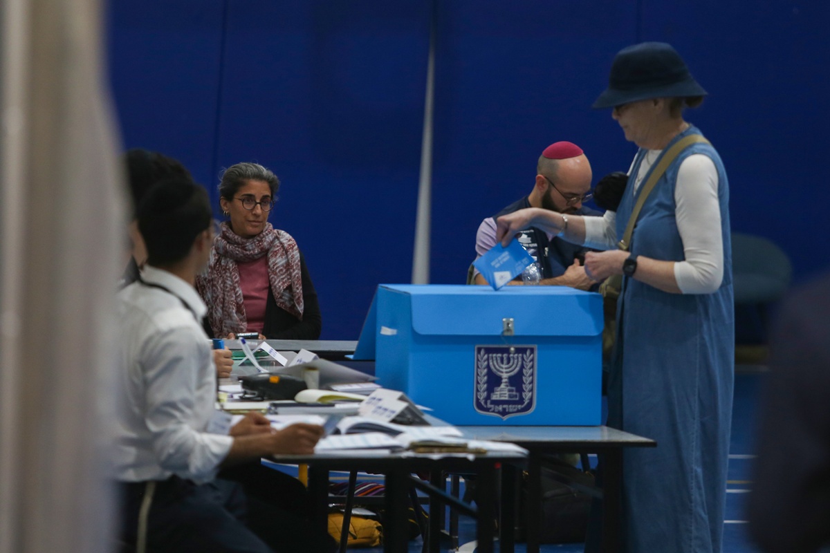Israel vai às urnas em eleição acirrada entre Netanyahu e oposição