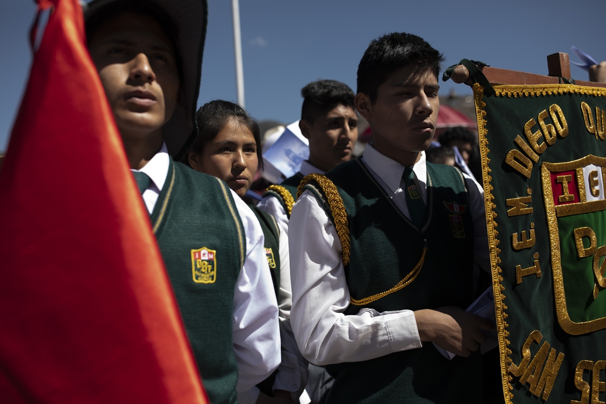 Regras de vestimenta escolas Peru - Metrópoles 
