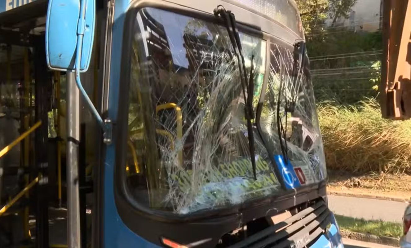 Acidente entre ônibus e carreta deixa 10 feridos em BH