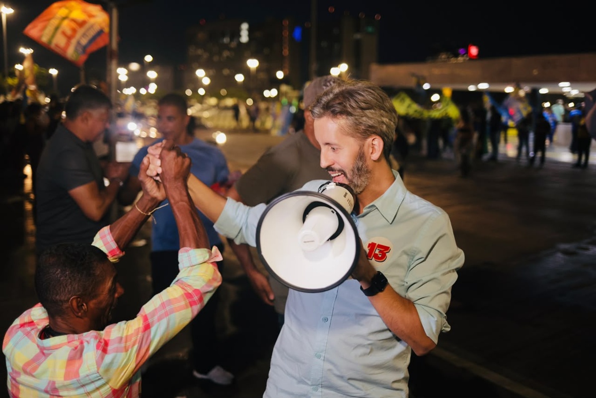 Com megafone, Grass panfleta na rodoviária e tenta virar votos no 2° turno