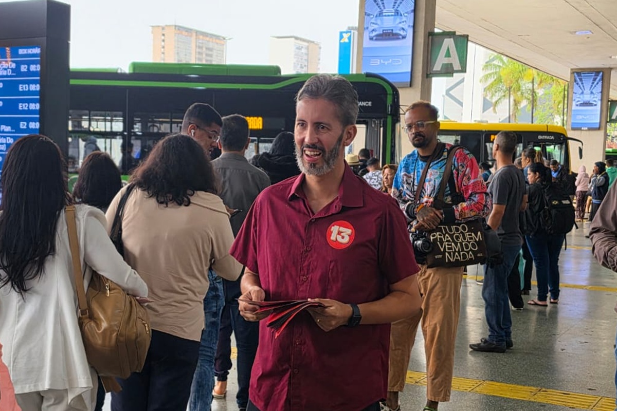 Grass fala em "campanha plural" após abandonar vermelho em propaganda