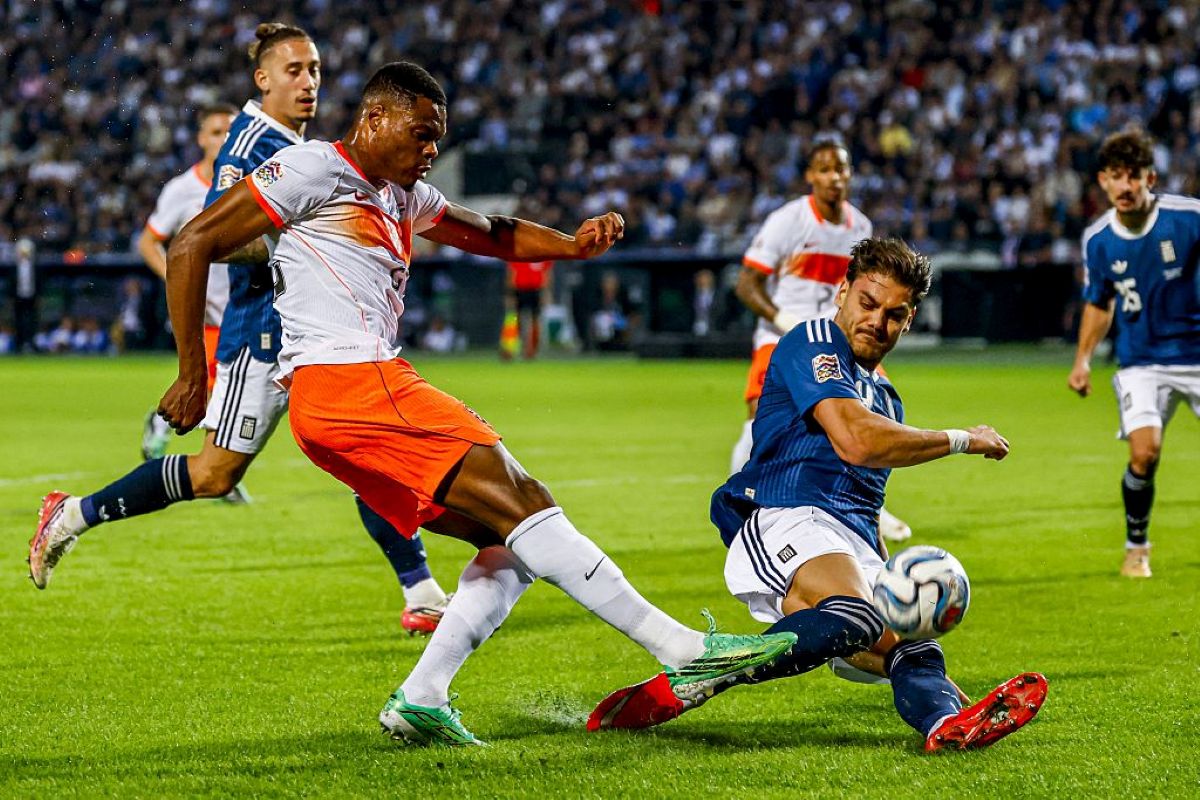 Com três gols anulados e erros defensivos, Grécia e Holanda ficam no empate