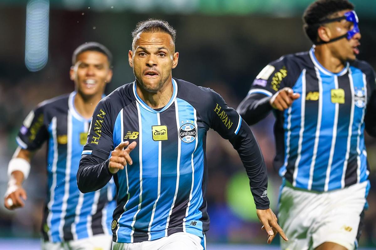 Grêmio vence Coritiba por 1x0; Flamengo supera Atlético-MG com gol no último minuto
