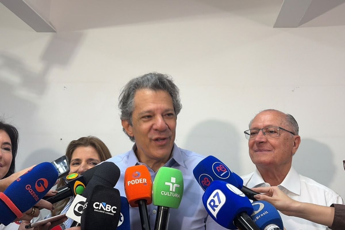 Após votar, Haddad diz ter cumprido seu papel: "Consciência tranquila"