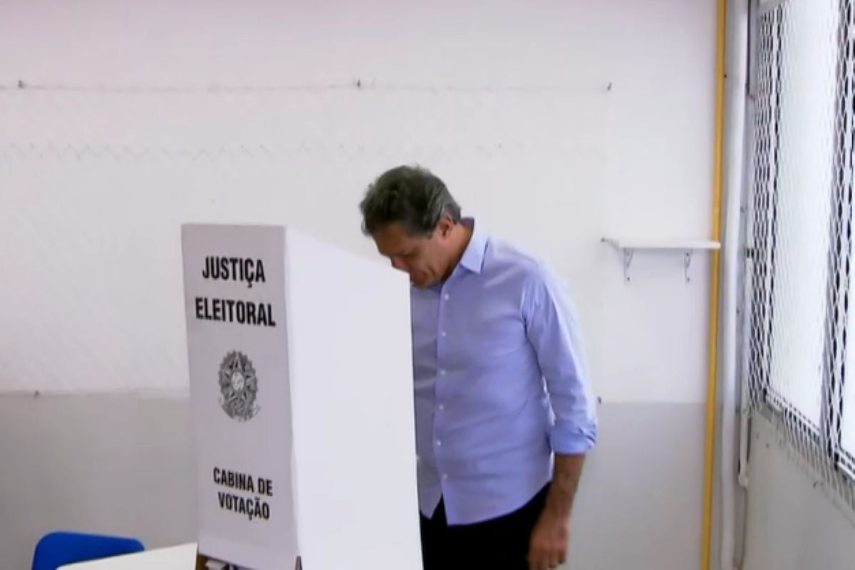 Após acompanhar Lula no ABC, Haddad vota na capital