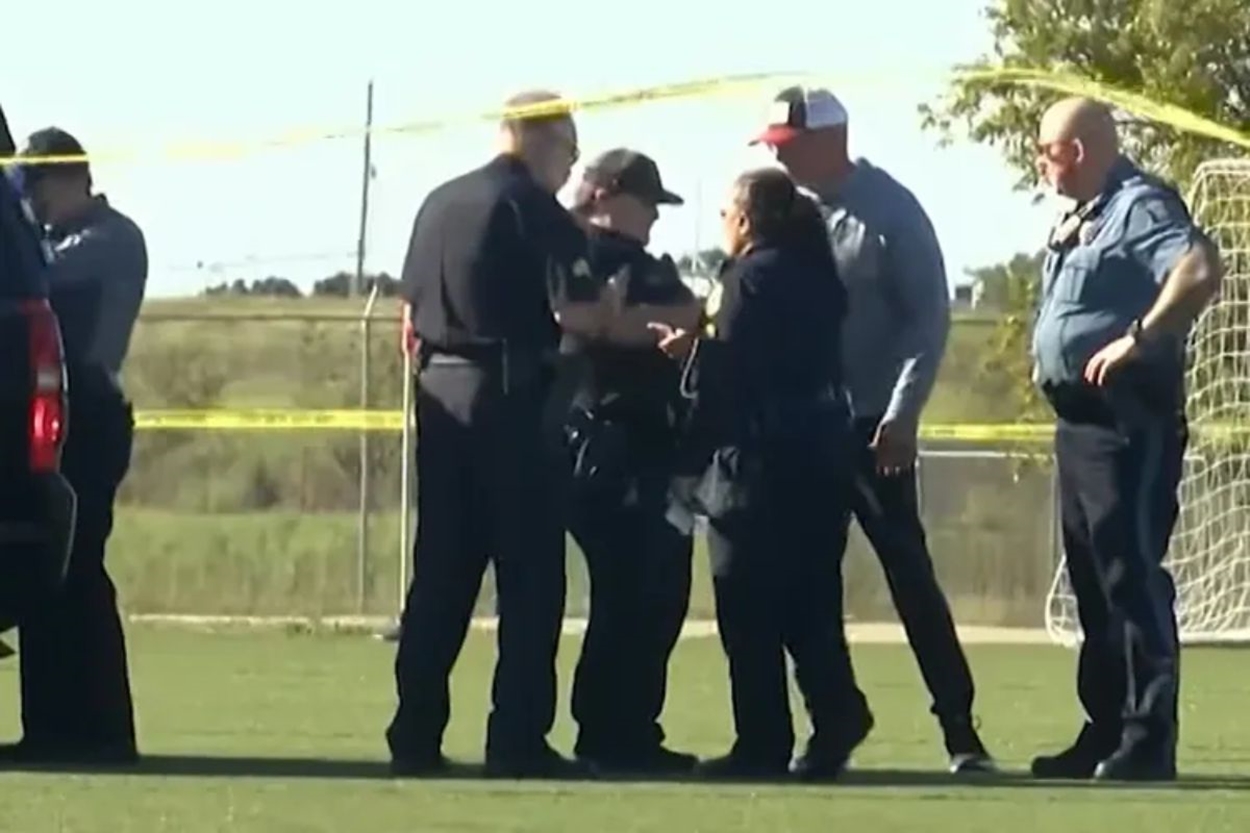 Mulher invade campo de futebol e mata uma criança e um homem nos EUA