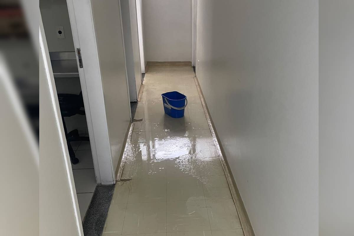 Após manhã de chuva, hospital do DF tem goteiras e chão alagado