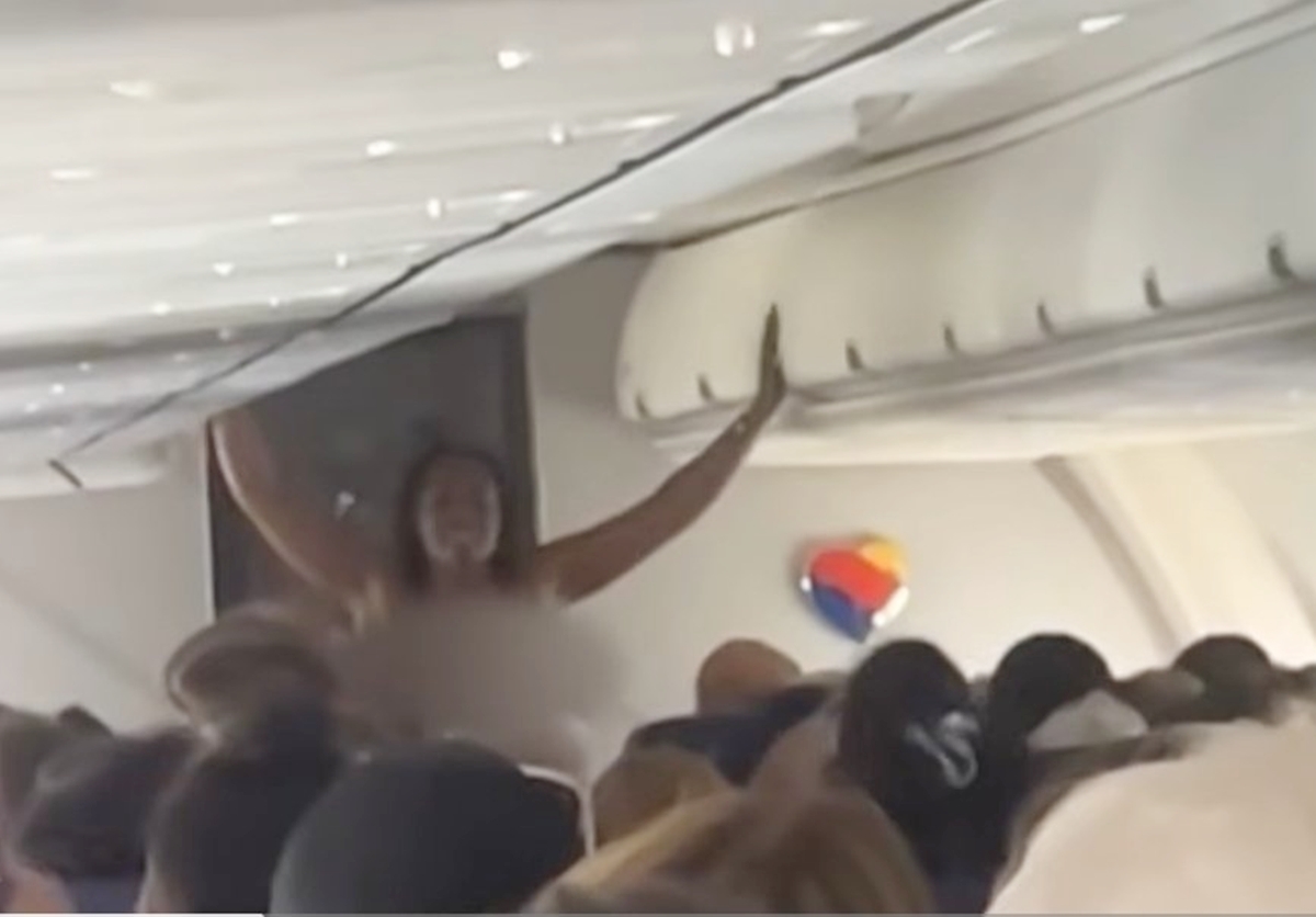 Passageira fica pelada durante voo e desfila por corredor de avião nos EUA