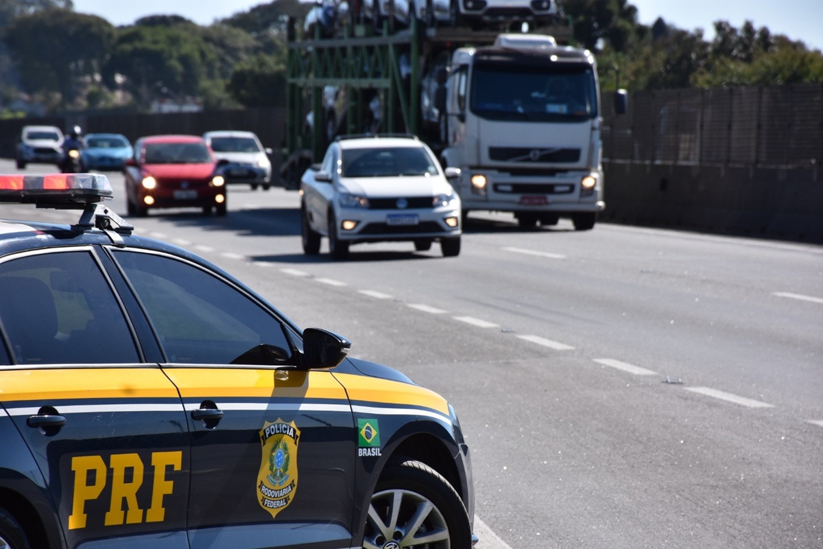 Acidente entre van e caminhonete deixa ao menos seis mortos na Paraíba