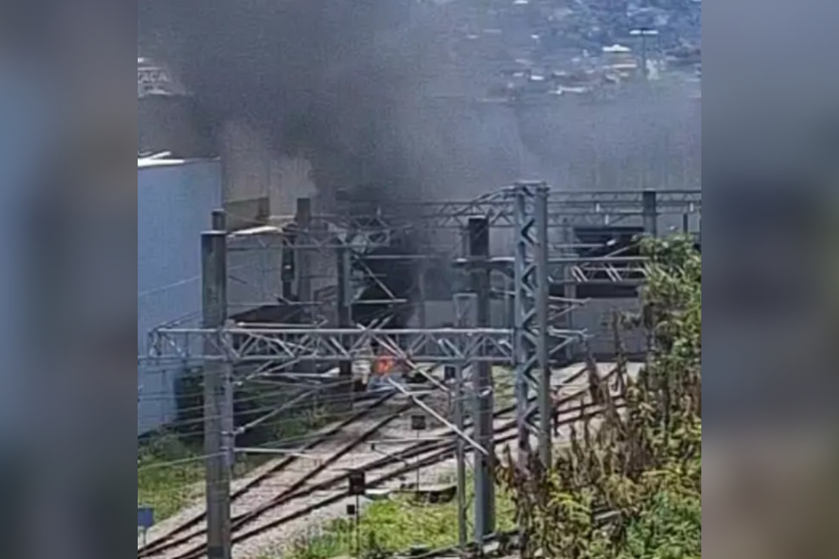 Avião de pequeno porte cai próximo a estação de metrô em BH; piloto morreu