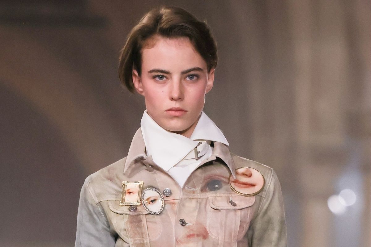 Acne Studios transforma referências dos séculos 17 e 18 em acessórios