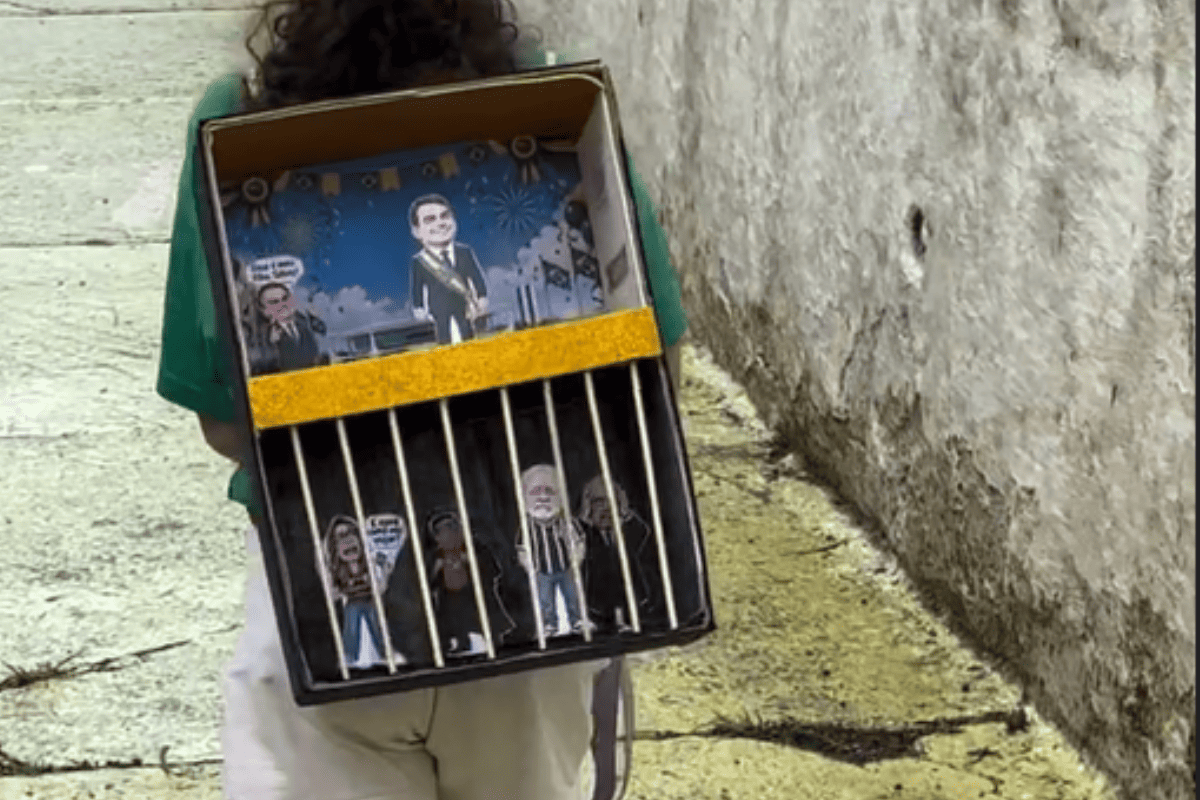 Mãe faz mochila "maluca" que simula vitória de Flávio e prisão de Lula