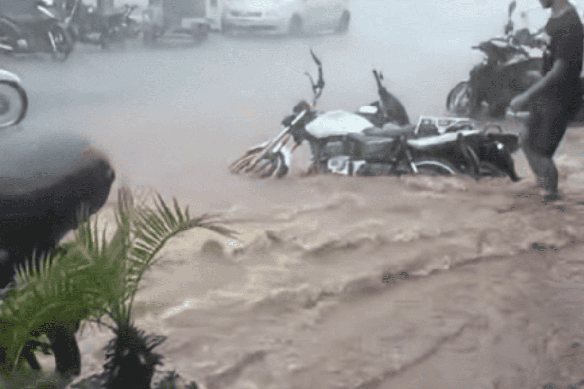 Chuva derruba motos em Paulicéia, no interior de São Paulo.