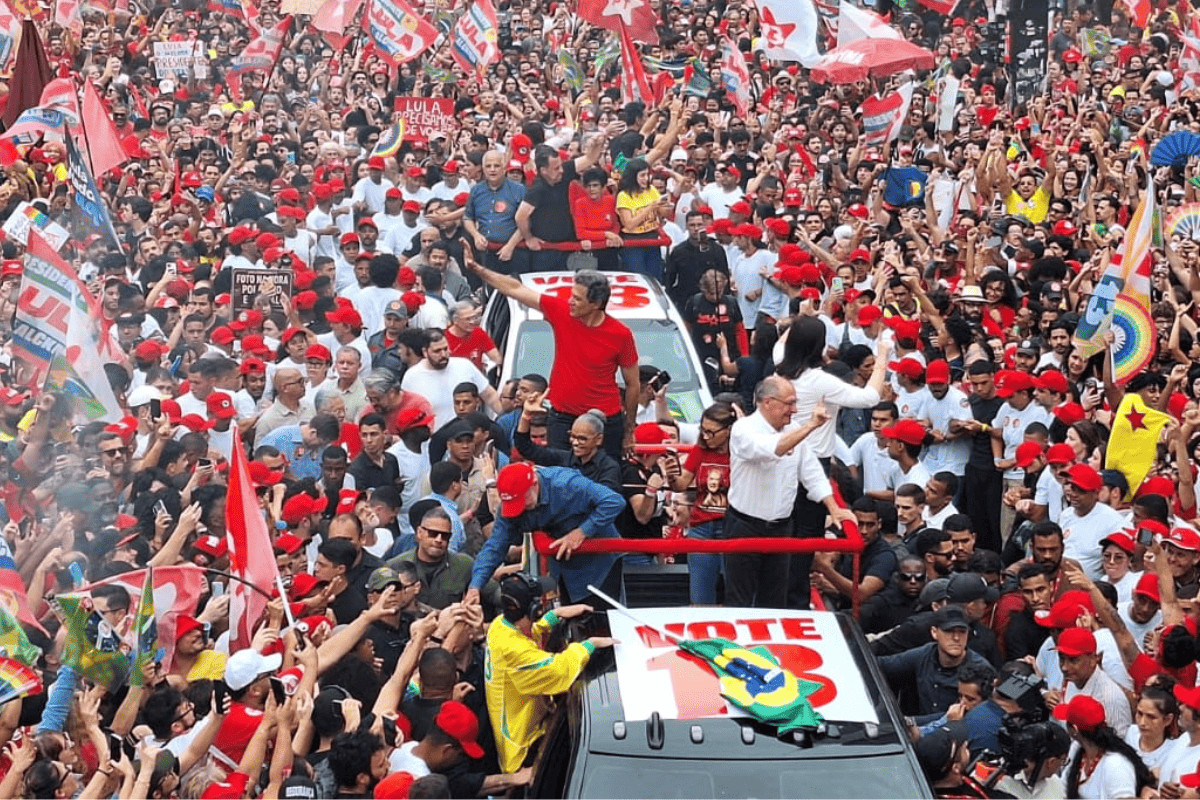 Clima de Carnaval e apelo por democracia: como foi último ato de Lula em SP