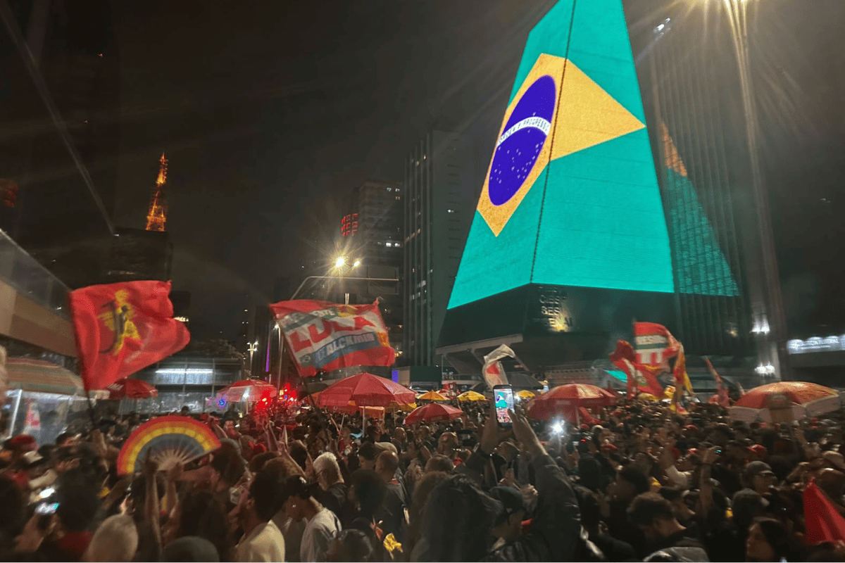 Av. Paulista lota com apoiadores para receber Lula após vitória no 2º turno