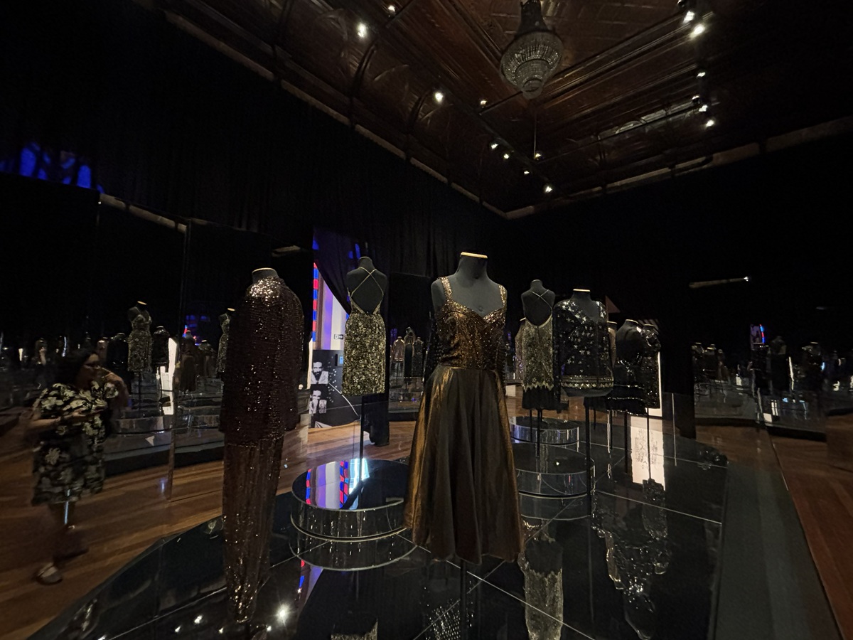 Exposição em Belo Horizonte resgata a trajetória de Markito, estilista mineiro que vestiu estrelas como Gal Costa, Xuxa e Liza Minnelli