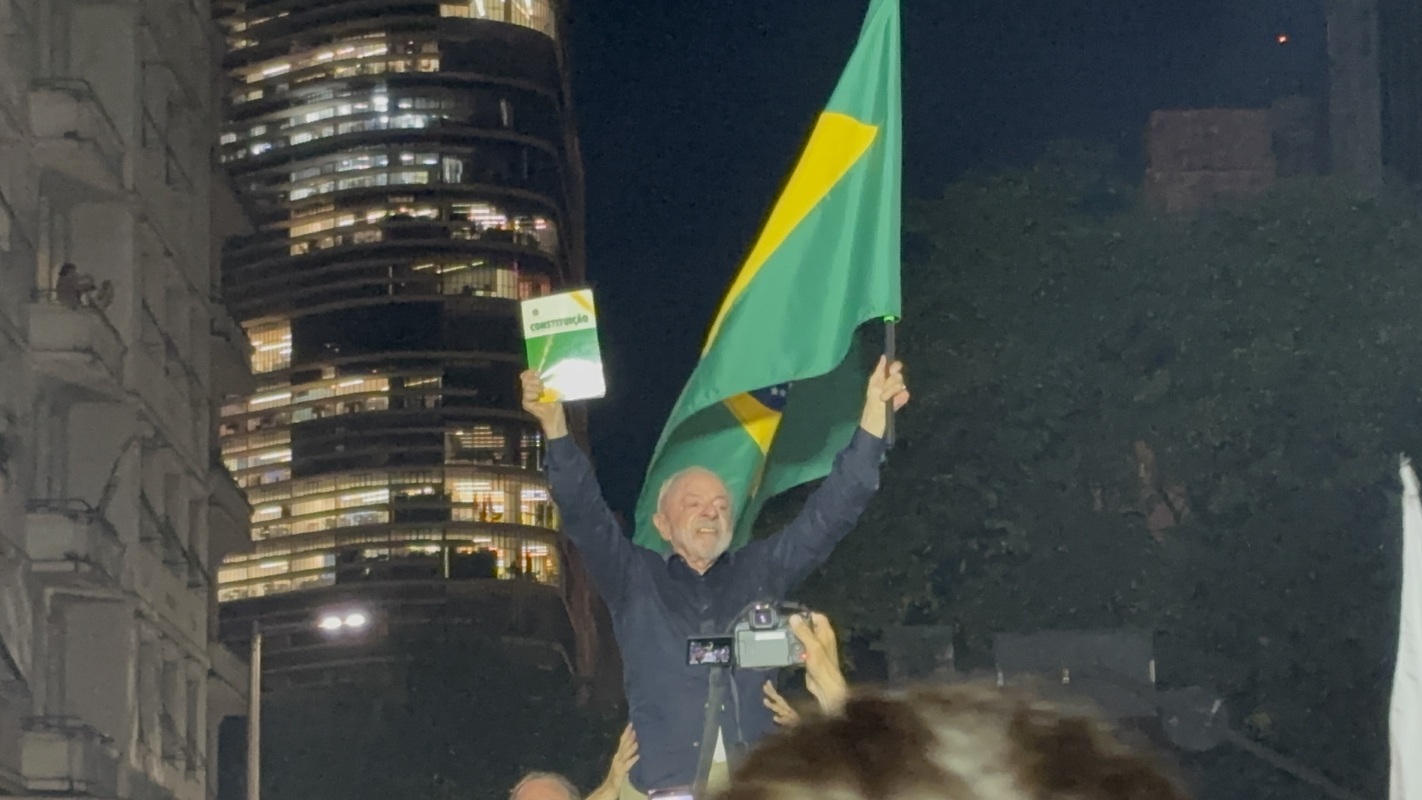 Manifestantes colocam cartaz de "fora, Lula" durante ato do petista em BH