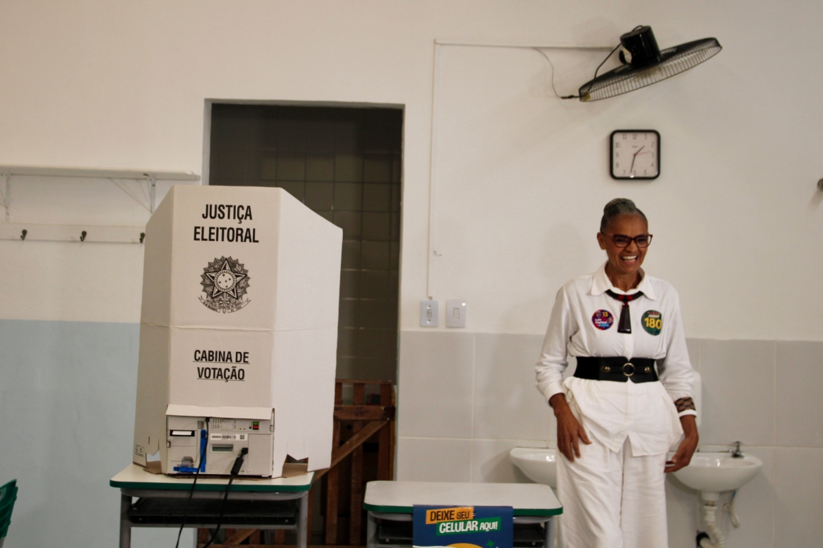 Marina Silva vota em Santos: "Alguns não sabem respeitar democracia"