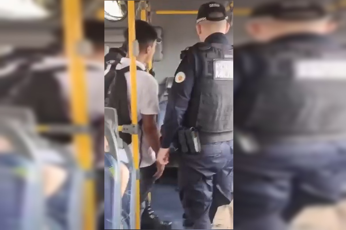 Homem é levado à delegacia suspeito de apalpar adolescente dentro de ônibus