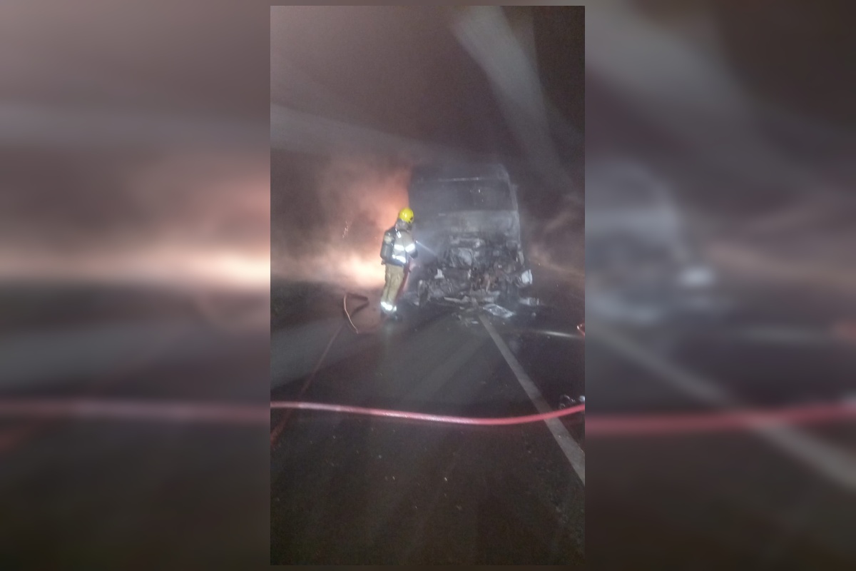 Carreta de esgoto bate em caminhão e provoca incêndio na BR-060