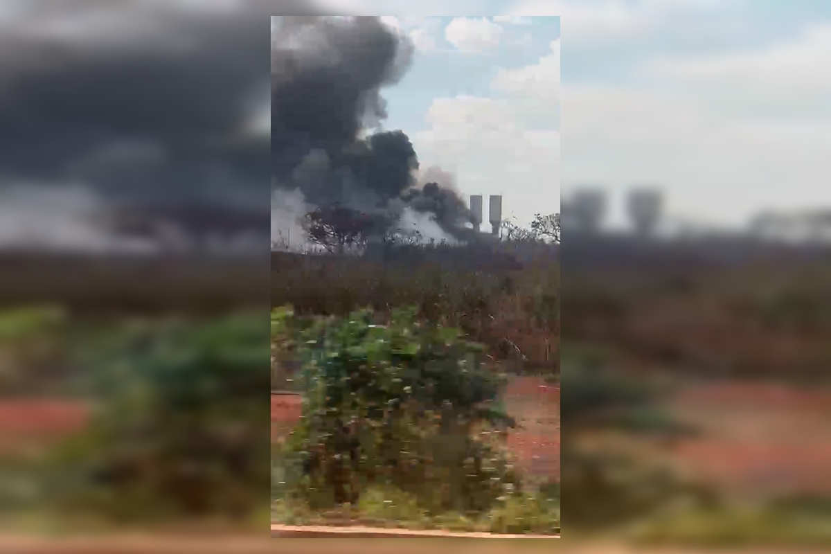 Incêndio de grandes proporções atinge galpão de recicláveis no DF