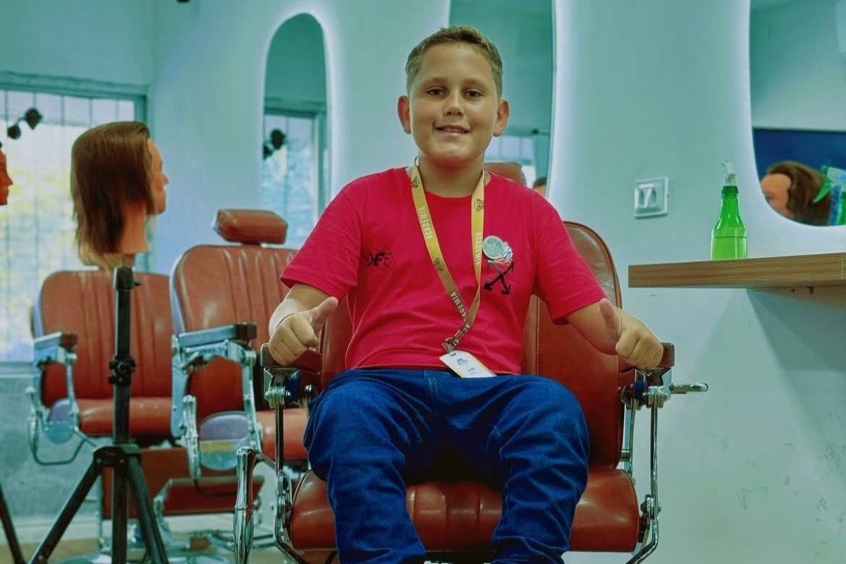Influencer “Barbeiro Mirim”, de 14 anos, é morto a tiros ao lado de amigo