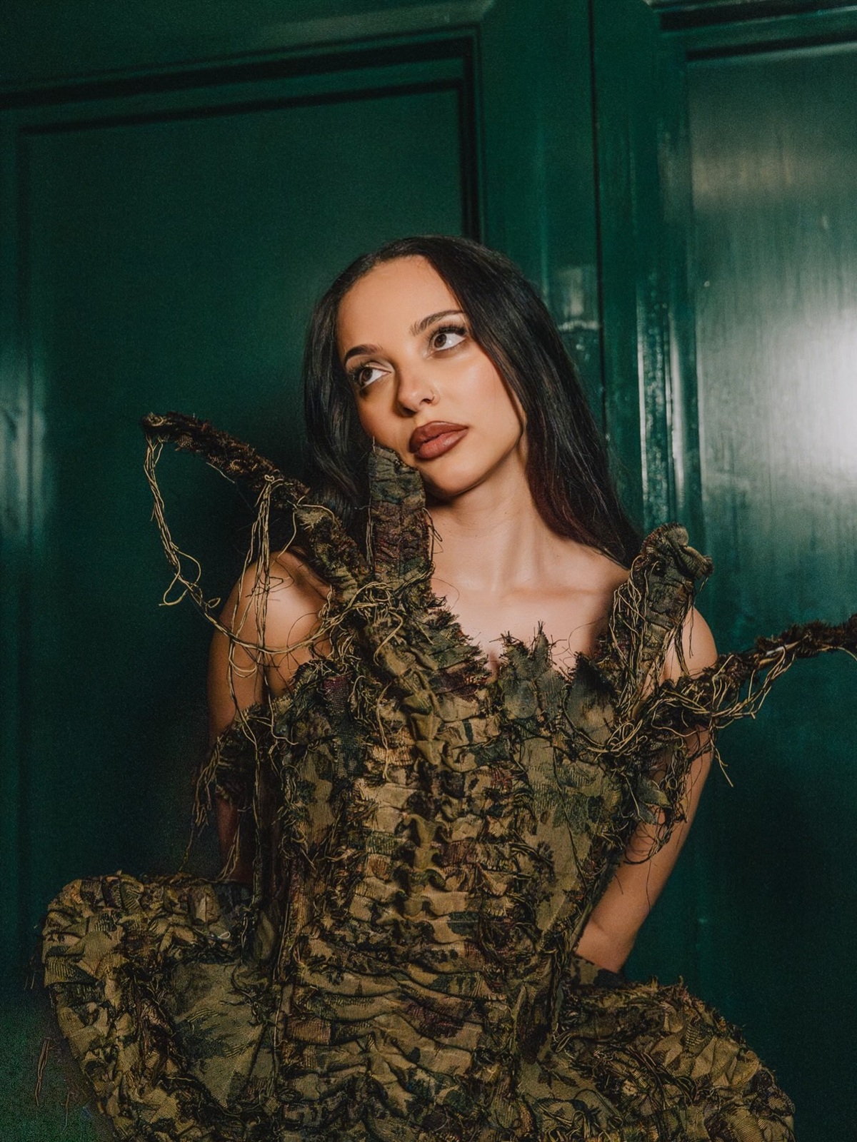 foto com cor. cantora jade thirlwall - metrópoles