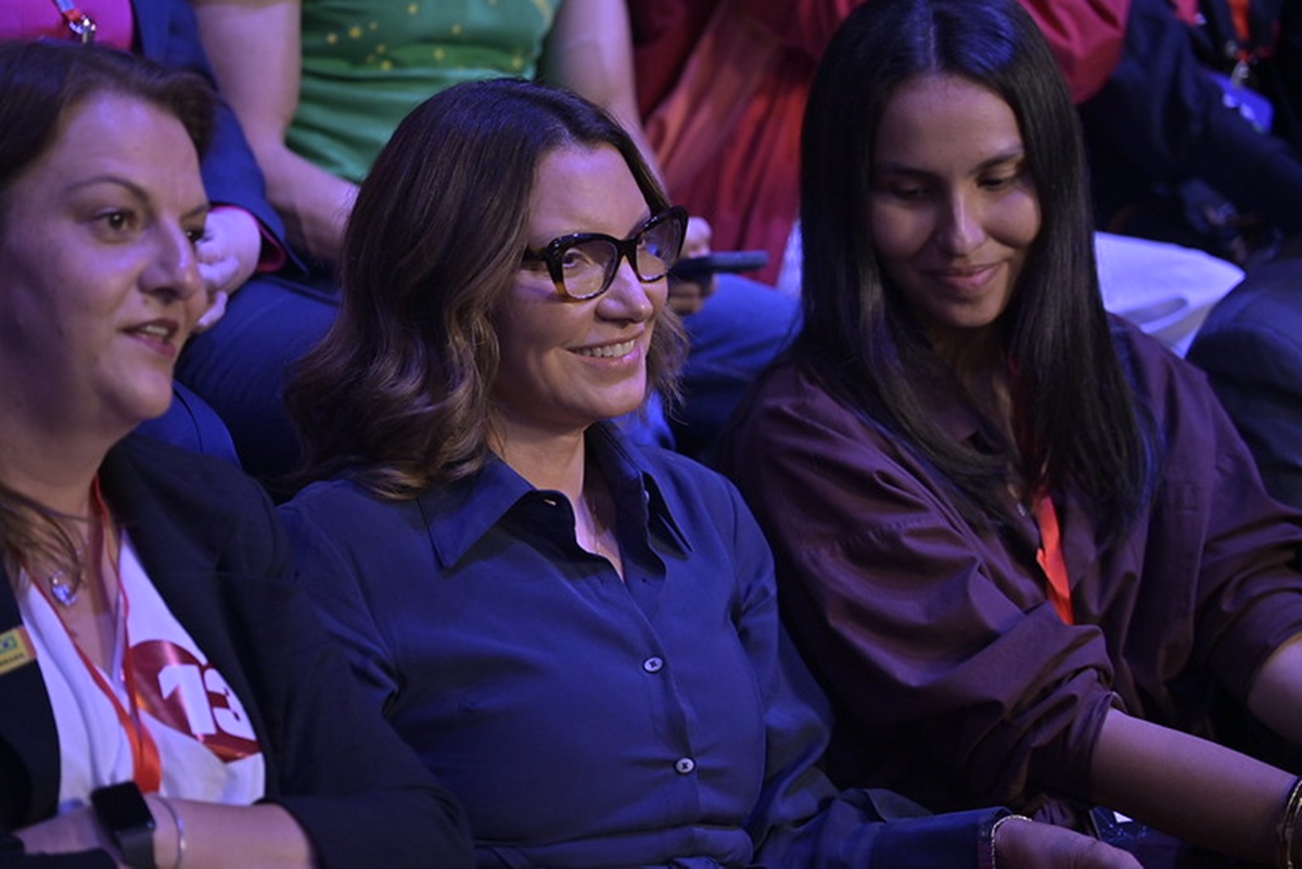 Janja leva bronca da produção durante debate entre Lula e Flávio