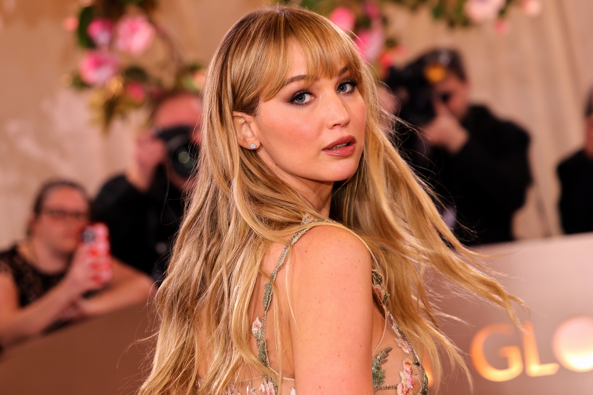Jennifer Lawrence diz ter feito plástica após filhos para se manter "sexy"