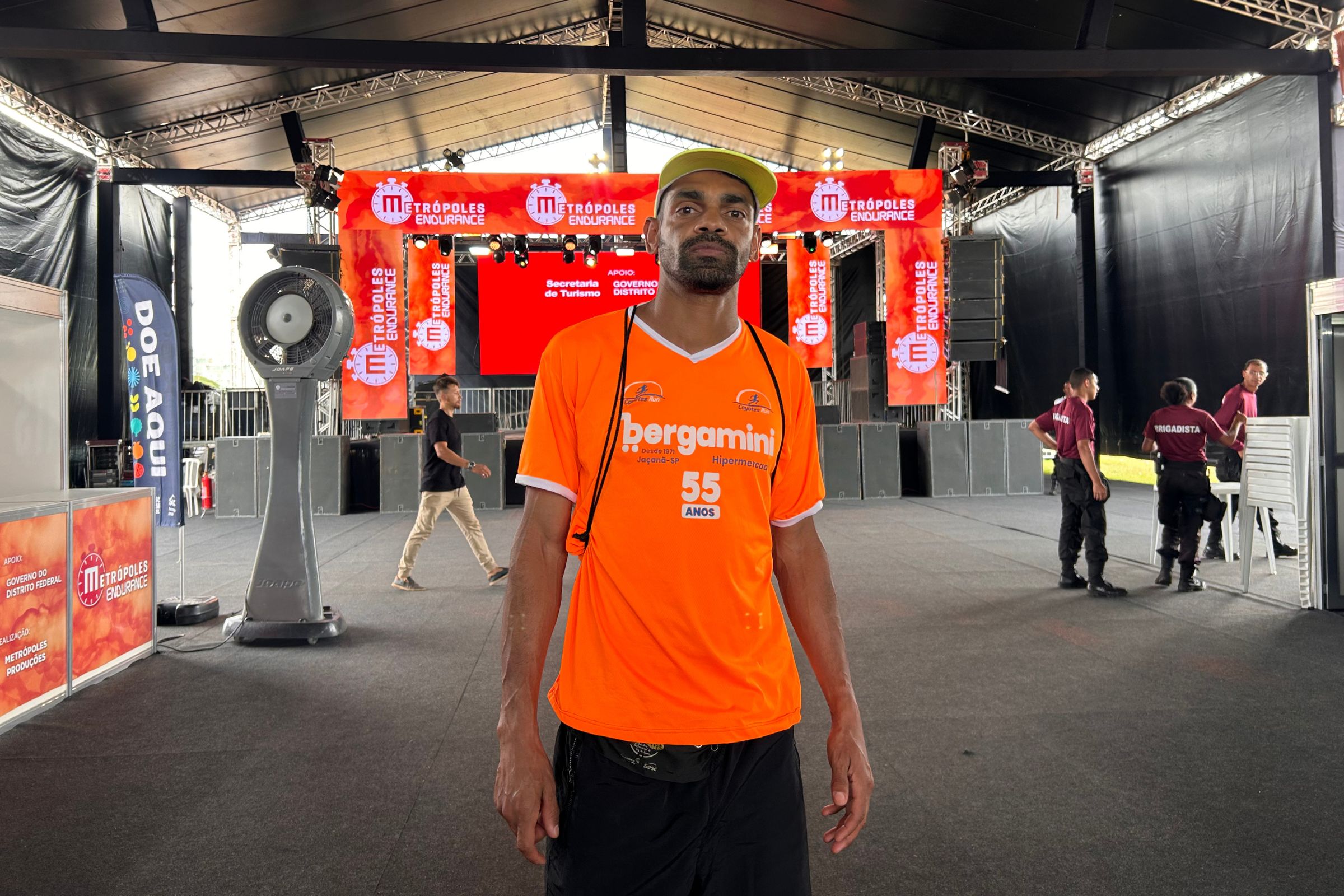 Metrópoles Endurance Corrida: animados, atletas buscam kits no dia da prova
